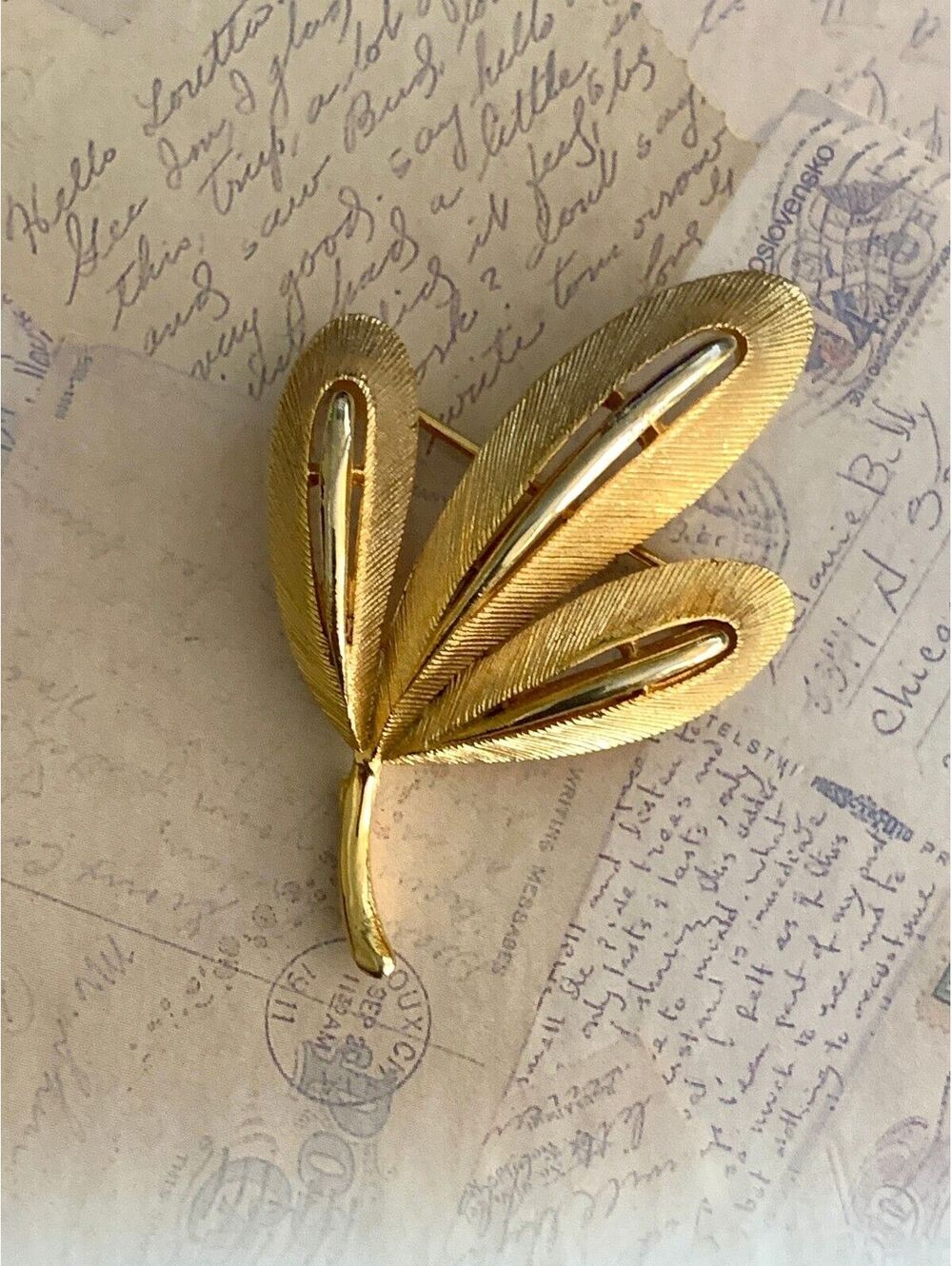 Vintage Elegant Gold Leaf Brooch Pin - Classic and Chic Accessory